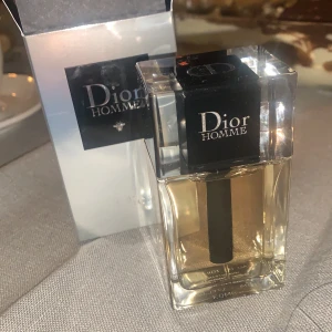 Dior Homme parfym - En oöppnad julklapp som blev fel.  Liten förpackning: 50ml. Köpt för 750kr på nk