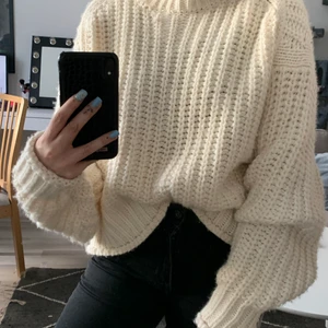 Stickad tröja  - Jättemysig stickad tröja från H&M med ballongärmar. Endast använd ett fåtal gånger och därmed i fint skick!