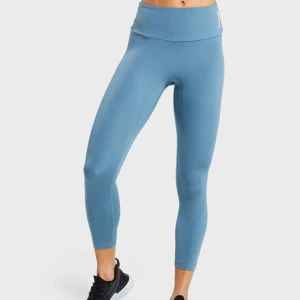 Gymshark 7/8 leggings blue  - Tights från gymshark använda 2 gånger, super sköna och fina dock lite för stora för mig. Normal i storleken men är en 7/8 dvs lite kortare i längden. Funkar för en större S eller vanlig M.