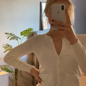 Tunnstickad kofta  - Tunnstickad kofta från Lindex. Söt och skön! Knappt använd. Hör av dig vid frågor!