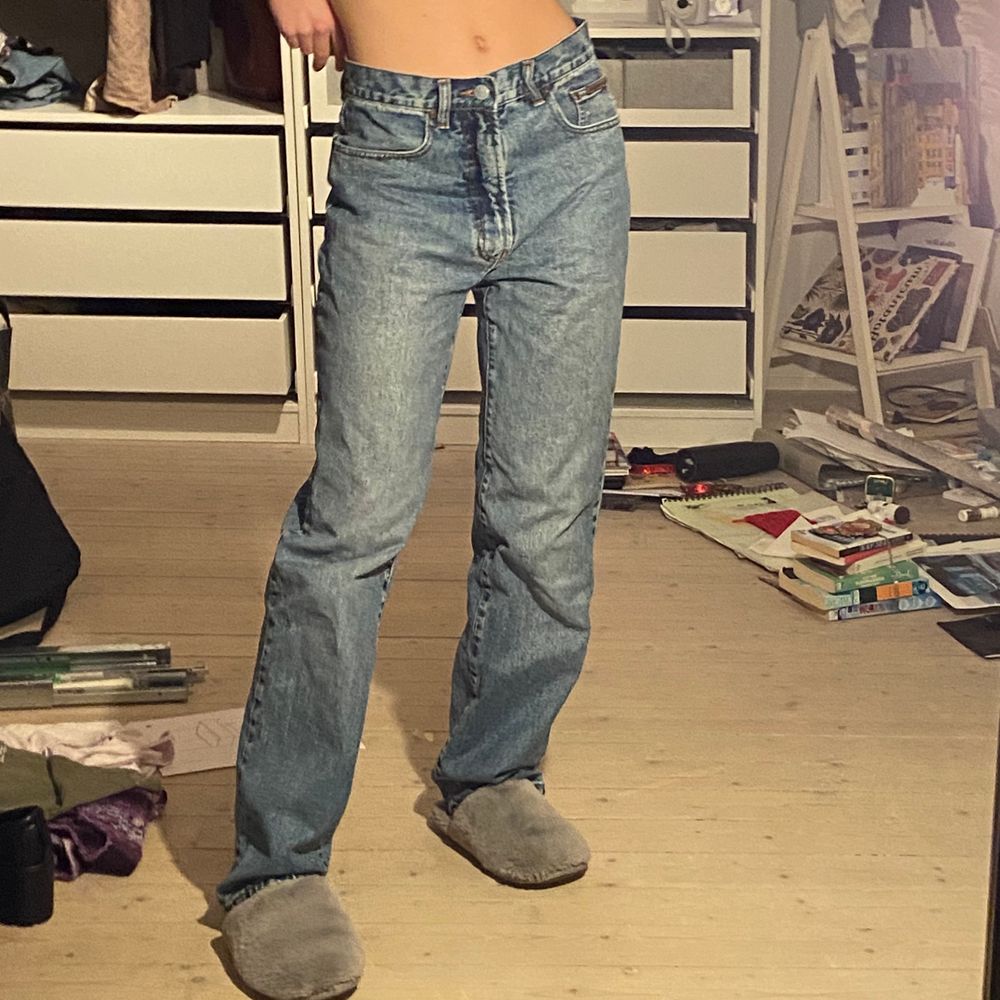 Skitsnygga jeans från Calvin Klein. Högmidjade men pösiga längs med benen, nästan som mom-jeans. Köpta på Humana men tyvärr endast använda 1 gång sen dess. Storlek ”31” men jag är XS & 168cm för referens. Hör av er för närmare mått!. Jeans & Byxor.