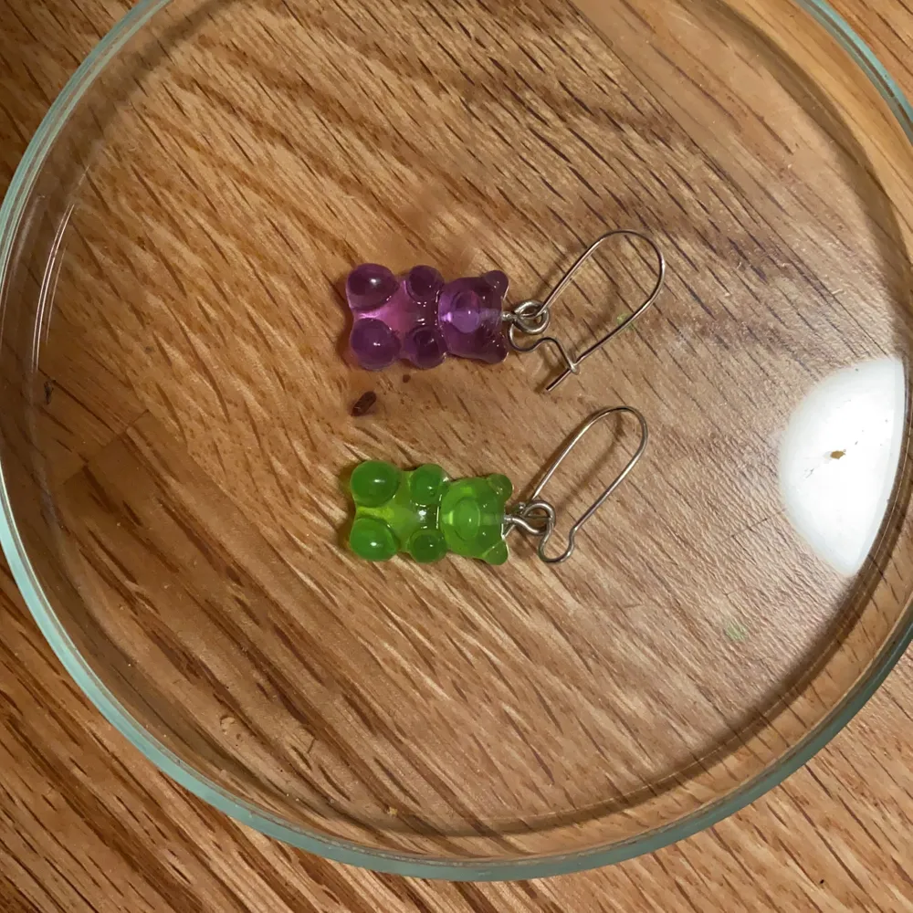 Ett par gummibjörns örhänge. Det finns i olika färger, Dm:a vid intresse 💕. Accessoarer.