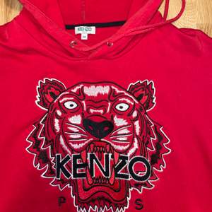 Snygg röd Kenzo hoodie i toppenskick, knappt använd🤩 Nypris 2900kr. Frakt tillkommer