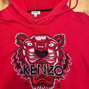Kenzo hoodie - Snygg röd Kenzo hoodie i toppenskick, knappt använd🤩 Nypris 2900kr. Frakt tillkommer