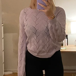 Stickad tröja - Jättefin ljuslila stickad tröja från vero Moda. Storlek M, men passar även S. 
