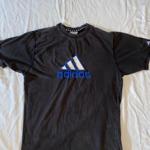 Vintage Adidas T shirt - Snygg svart Vintage adidas t shirt i riktigt bra vintage skick! 