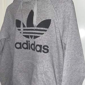 Adidas hoodie köpt på herr i storlek xs, sitter som en S på mig. 100kr + frakt