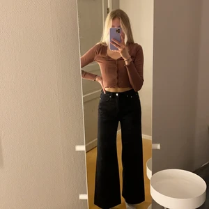 Vida jeans från Weekday - Säljer mina svarta, vida jeans från Weekday. Waist: 26, Leght: 32. Är i modellen ”Ace”. ALDRIG använda, så de är som nya! Säljes pga för korta för mig som är 1,73 cm lång. 