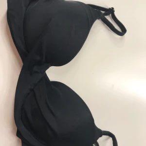 Bikiniöverdel svart strl 75B - Säljer min jättefina bikini som tyvärr inte passar mig längre. Skönt material, bra kvalité och gott skick 🥰