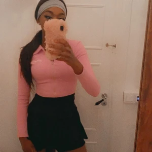 Söt zipper kofta   - Rosa Zipper kofta/tröja med två drag kedjor. Köpt från Missguided.  säljer eftersom jag råkade beställa två  stycken!  UK Size 8 som motsvarar storlek 36/ S 