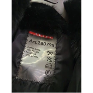 Prada dunkapp - Super fin dunkappa från märket Prada. Självklart äkta! Säljs då denna ej kommer till användning. Den är i gott skick Den har svart rävpäls runt halsen.