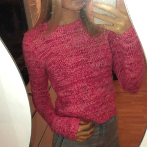 Rosa stickad tröja från hollister - Rosa stickad tröja från hollister. Ganska kort, långa ärmar. Skön och knappt använd.