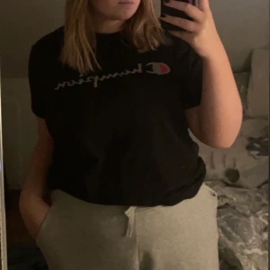 Champion tröja  - En champion tröja. Använd 5 gånger kanske. Storlek XL men kan klassas som M/L. Blir väldigt snyggt over size på folk med M och neråt 