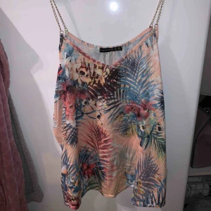 Linne - Ett superfint linne från Primark i London för endast 99kr + frakt. ”Guldkedjor” som axelband. Aldrig använd :) 