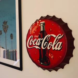 Coca cola - En coca cola kapsyl som kan sättas på väggen, formad som en kapsyl och "ihålig" skriv för exakt mått! kan mötas eller frakta för 60kr 