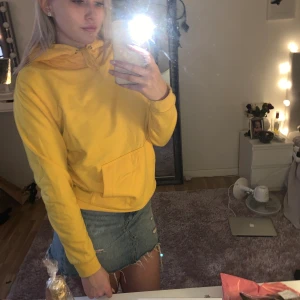 Gul hoodie strl S - Gul hoodie, fint skick använt bara några gånger 