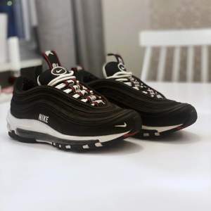 NEDSATT PRIS!!!    Nypris 2000+. Nike air Max 97 premium i färgen black white & varsity red, väldigt sparsamt använda så i bra skick förutom lite nopprigt vid hälen från sockar (går säkert att få bort). Storlek 38,5 men upplever dem mer som 38 och lite smalare i modellen. Säljer ENDAST pga att dem är för små😊