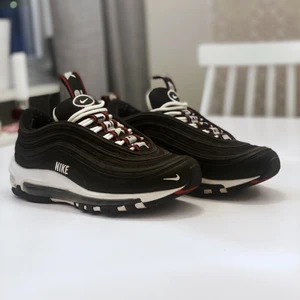 Nike air Max 97 premium - NEDSATT PRIS!!!    Nypris 2000+. Nike air Max 97 premium i färgen black white & varsity red, väldigt sparsamt använda så i bra skick förutom lite nopprigt vid hälen från sockar (går säkert att få bort). Storlek 38,5 men upplever dem mer som 38 och lite smalare i modellen. Säljer ENDAST pga att dem är för små😊