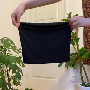 Tubetop - Skitsnygg tubetop från BikBok. Aldrig använd, endast testad några enstaka gånger. Den har dubbelt tyg över hel och en slags klister/gummi rand längst upp vilket gör att den sitter kvar.