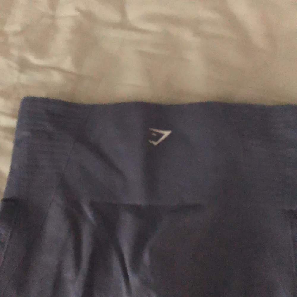 Ett par jätte fina blå gymshark tights i storlek XS, tightsen finns inte längre att köpa på hemsidan. 400 kr. Jeans & Byxor.