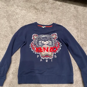 Kenzo långarmad tröja - Nypris 2000 och jag säljer denna långarmad äkta  kenzo tröjan pågrund av att den inte kommer till användning längre. Tröjan är storlek M men passar även S. Pris kan diskuteras! 😊