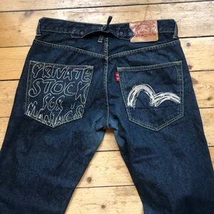Evisu jeans - Ascoola jeans jag köpte på plick men dom var alldeles för stora. Håller bak dom på sista bilden. Från det japanska märket Evisu, vet dock inte om de är äkta. Perfekta om du letar efter en baggy look!Skriv privat så kan jag skicka måtten på jeansen.🐉✨ lägg ett bud om du är intresserad!