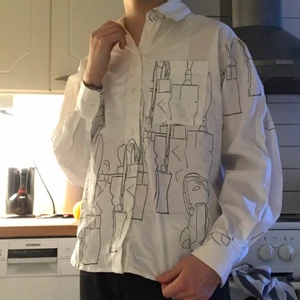 Vit skjorta med motiv - En fin skjorta med intressant motiv från Wera. Knappt använd. Köp nu 😊