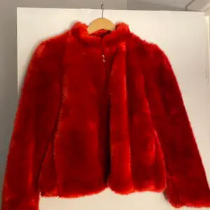 Super cute and sassy scarlet fluffy jacket perfect to throw on over anything, perfect condition. Has pockets. Great for evenings! Has never been woren. 