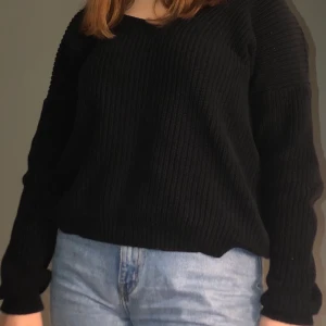 Stickad tröja - Jättefin stickad tröja som är flätad på ryggen. Använd många gånger då det varit min favorit tröja men skicket är fortfarande väldigt fint. Den är v-ringad där framme. Tröjan är från Nelly, osäker på frakten! 💓 