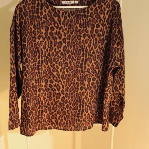 Leopard mönstrad blus - NA-KD - Leopard mönstrad blus från NA-KD fintskick! storlek: 36 Direkt pris: 25kr Skriv buden till mig privat eller kommentera på bilden! Buda med minst 5kr varje gång ✨(Alla bud är välkomna) Köpare står för frakten (Du bestämmer vilket paket så länge det uppfyller vikt och storleks kraven)