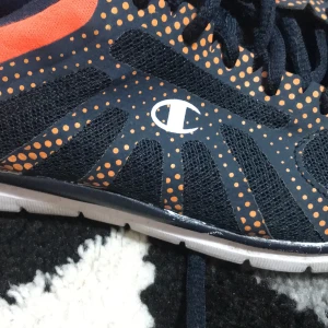 Champion skor  - Skor man kan ha dom som idrottskor själv hade jag dom som basket skor så dom är lite smutsiga pris kan diskutera möts i Vällingby och kan fraktas😊