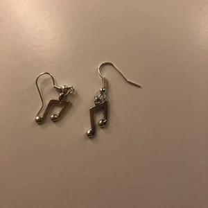 Not örhängen  - Silvriga not örhängen 