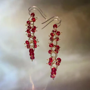 Örhängen - Ett par fina handgjorda örhängen av metall och röda glaspärlor❤️ kroken är av silvertråd och frakten ingår i priset❣️                                                                                —————————————————————                                                                                  Kika gärna in på min profil, säljer en massa olika handgjorda smycken💃🏼 perfekt till dig själv eller i present till någon❣️✨