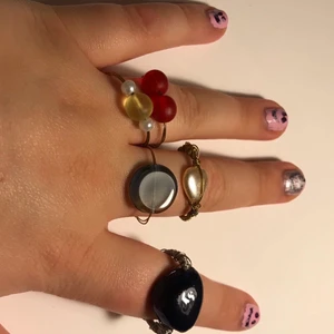 5 st ringar i både silver och guld - 5 st ringar varje ring kostar 20kr 