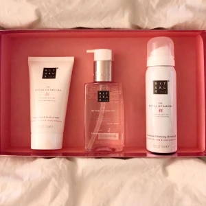 Ritualspaket ”The Ritual of Sakura” - Ett ”The Ritual of Sakura” paket som består av en kroppskräm 70 ml, handtvål 110 ml samt ett duschskum 50 ml. 💋 Produkterna är oöppnade o skickas i originalförpackning! Säljes för 125 kr (alltså halva nypris), totalt 190 kr inkl spårbar frakt. 