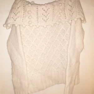 Stickad off-shoulder  - Mysig stickad off-shoulder tröja. Använd någon enstaka gång. Strl XS men passar även S. Frakt ingår:)