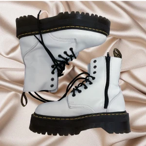 Dr martens jadon - Säljer ett par superfina vita dr martens jadon som tyvärr inte passar mig. Jag har klippt upp delen där plösen sitter fast med skon (sista bilden) pga att jag har höga fotvalv men det är absolut ingenting som känns eller syns när man bär skon!😍