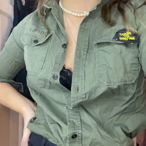 Skjorta - Grön skjorta i tjockt material, supercool men börjar bli för liten för mig💚