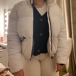 Vit puffer jacka   - Vit puffer jacka från Hm som jag inte använder längre eftersom att det inte är min stil längre, i bra skick. Lite sminkfläckar på kragen men det kan jag tvätta bort innan jag skickar den🥰
