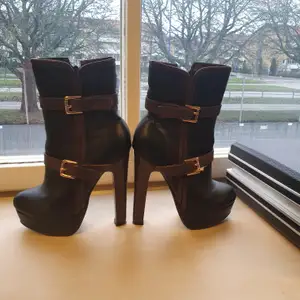 En vintage booties skor som är mycket sexig och stylig. Passar 35_36 som är bekväm. Användade 5 dager. Finns fler bilder. Och köpare står på frakt 