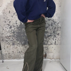 Punk royal byxor! - Säljer ett par av mina favoritbyxor!! Mörkgröna midwaist byxor med ”punk royal” på rumpan💘  tidigare lite dåligt insydda vid sidan av midjan men uppsprättat! Inget som syns