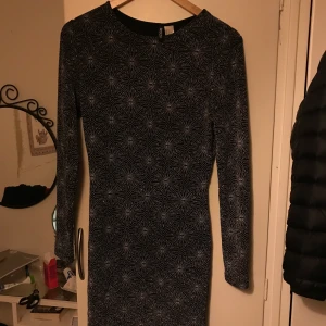 glitterklänning från H&M strlk 44 - glitterklänning från h&m i storlek 44. sälja pga ingen användning 