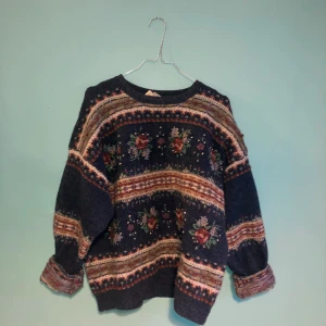 Vintage stickad tröja blommor Beyond retro ull  - Fantastisk vintage stickad tröja. Varm- 100 % ull. Mycket gott skick. Fint hantverk med broderade blommor. Storlek XL- men sitter fint oversize på mig med S. Frakt: 88 kr OBS: stort intresse- bud i kommentarerna. Uppdaterar budet här! Avslutas 29/12 Högsta bud: 350 kr såld 