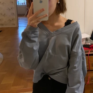 Sweatshirt  - Turkos tröja från Pull&Bear, London, storlek S, använd ett fåtal gånger, fint skick