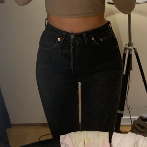 Levis jeans  - Säljer dessa snygga Levis jeans som jag köpt på second hand! Superbra passform men tyvärr för små för mig. High waist och ganska långa på mig som är 172. Grå/svart färg. Strl 27/34 men små i storleken. 