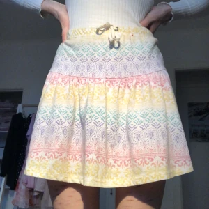 Kjol - Färgglad kjol med mönster. Den är ganska tunn💖 Frakt tillkommer på 22kr