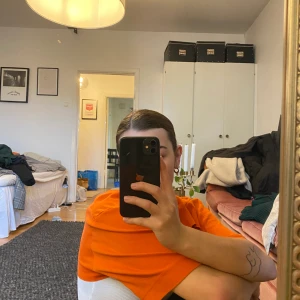 Tröja - Avklippt tröja från weekday! St s men passar vilken storlek som helst i princip.. 🧡