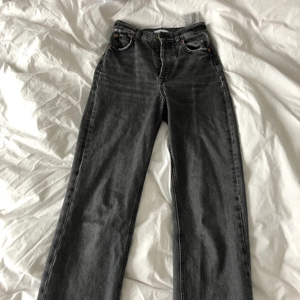 Säljer dessa zara jeans utan söm. Säljs inte längre och är i normalmängden, jag är 1,69 och de är långa på mig. Säljer då de är för små. Saknas en knapp, detta är dock inget man ser när man har på sig dom. Högsta bud 500kr❤️. Jeans & Byxor.