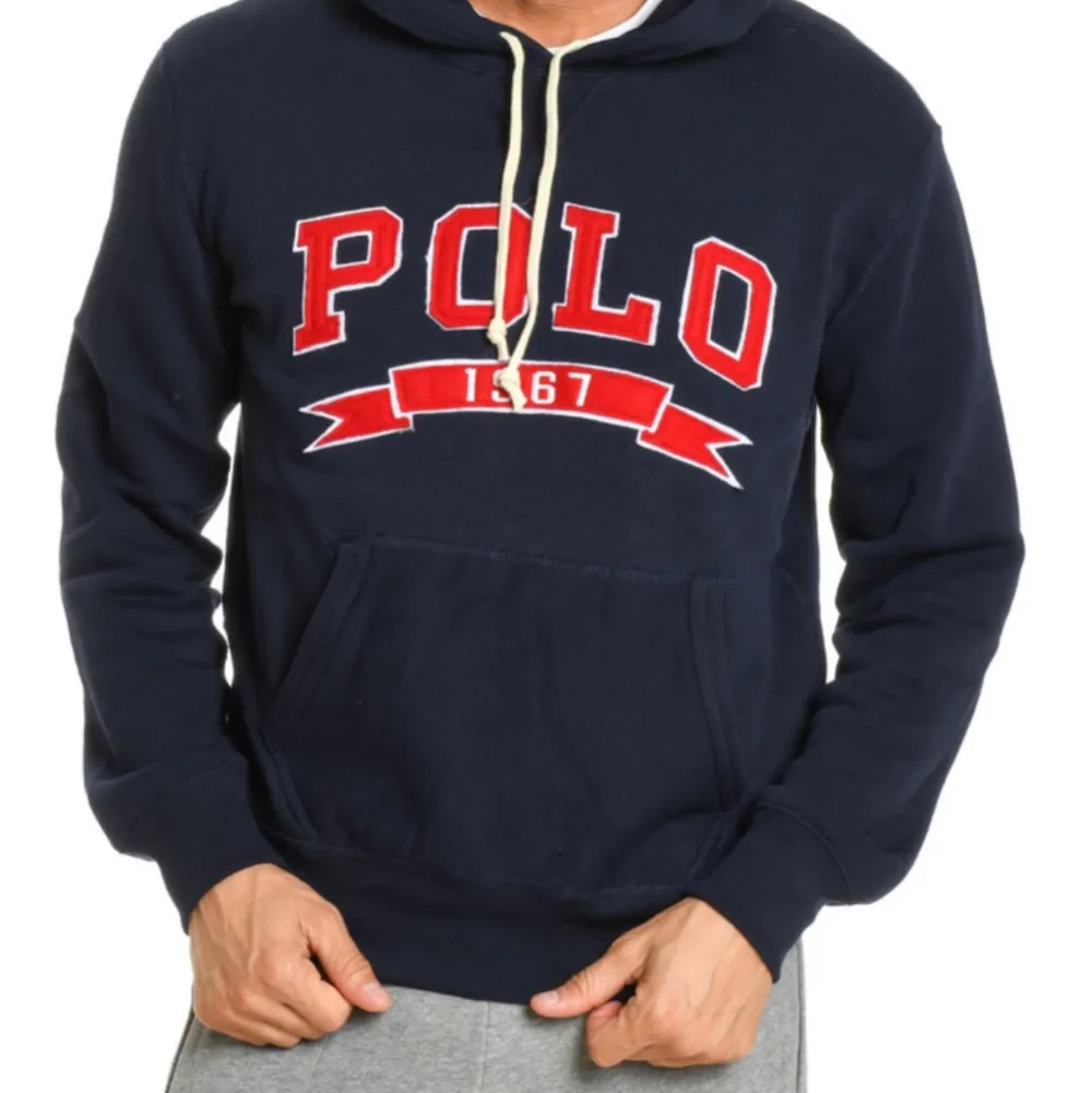 Hej! Säljer min Polo Ralph Lauren hoodie som är köpt på zalando och har lapparna kvar. I nyskick och kostade 1600 ny. Storlek medium och säljer för 690 kr så buda gärna. Fraktar gärna! Vi gör upp om priset privat.. Hoodies.