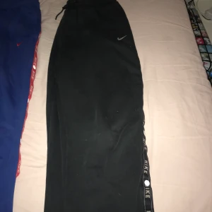 Nike byxor  - Byxor med knappar på sidan 